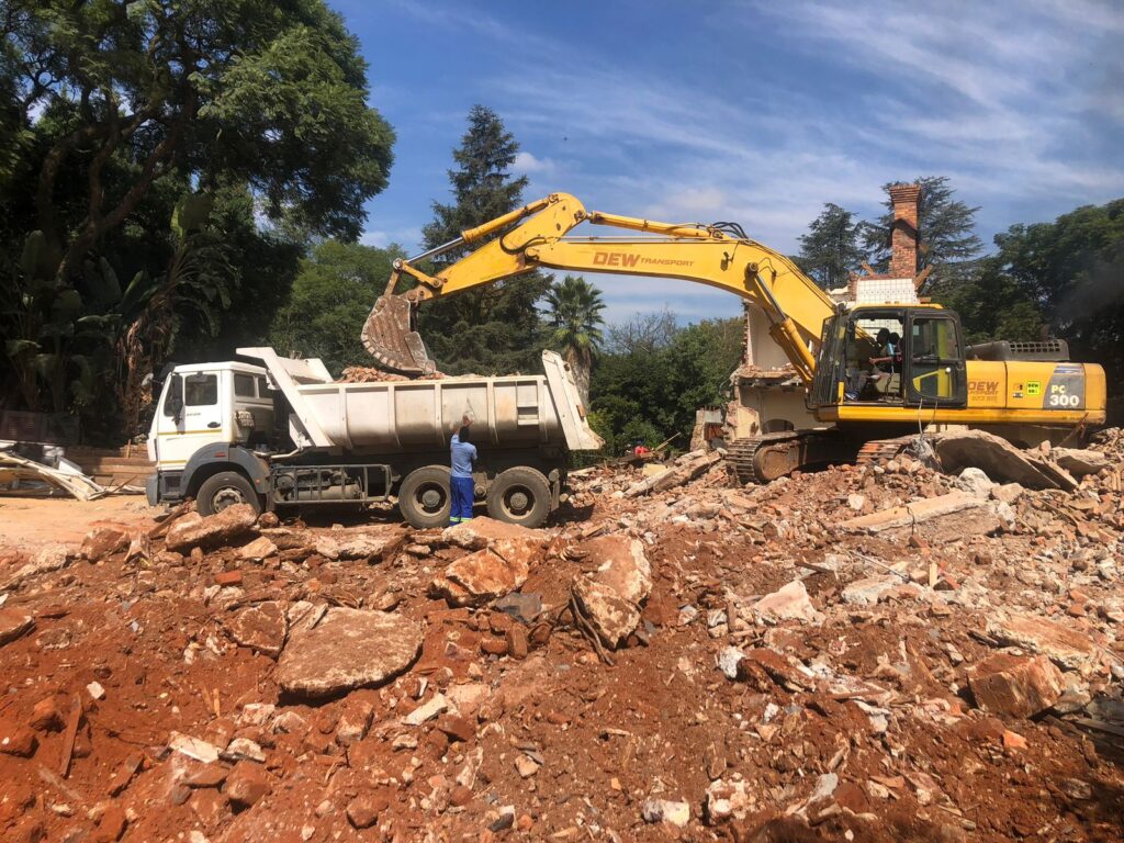 excavator loading b62i02nq